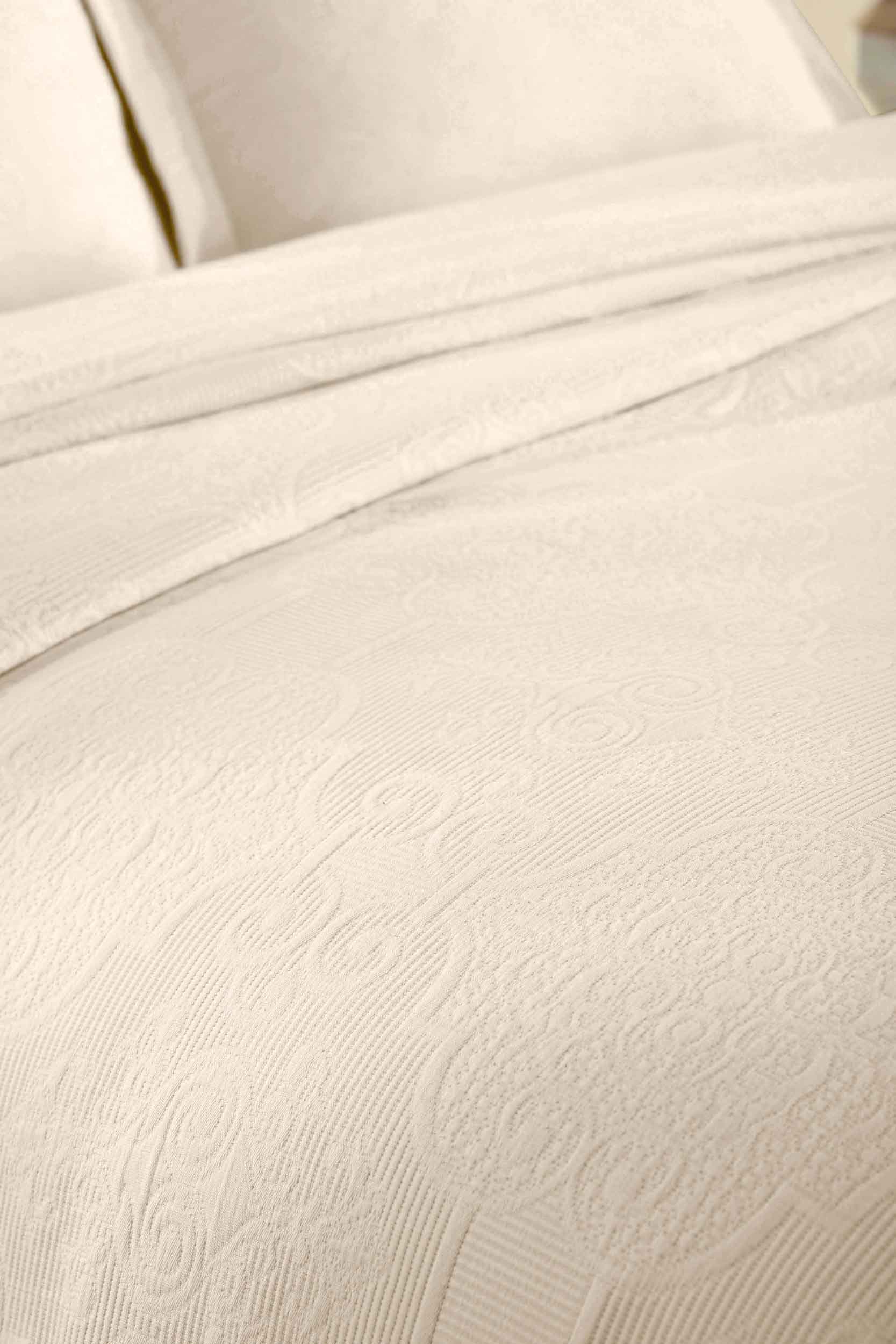 Florin Cotton Matelassé Weave Jacquard Scrolling Medallion Bedspread Set - Omnigoodsstore